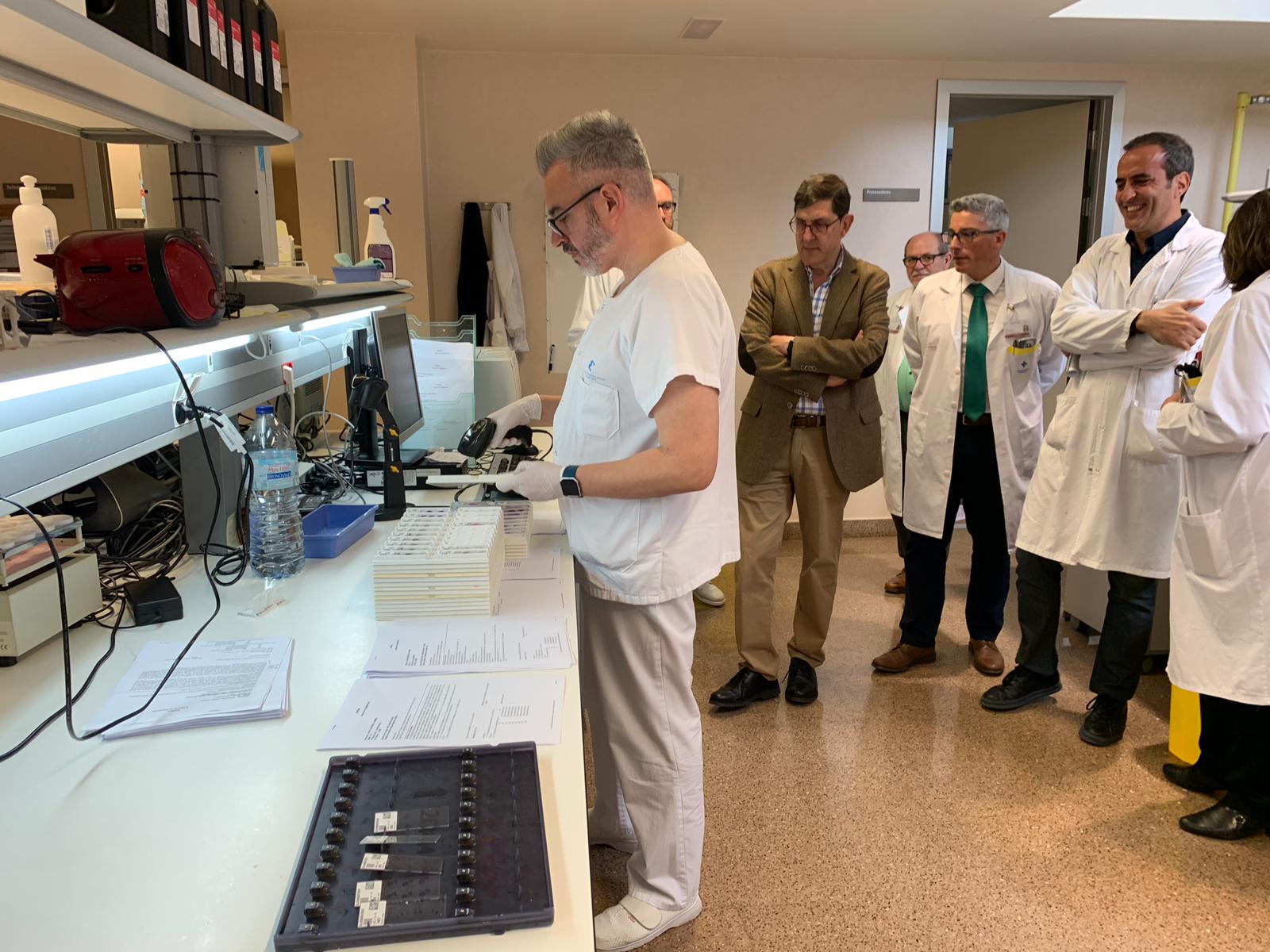 El consejero de salud, Manuel Villegas, visitó el Laboratorio de Diagnóstico Molecular del hospital Santa Lucía de ...