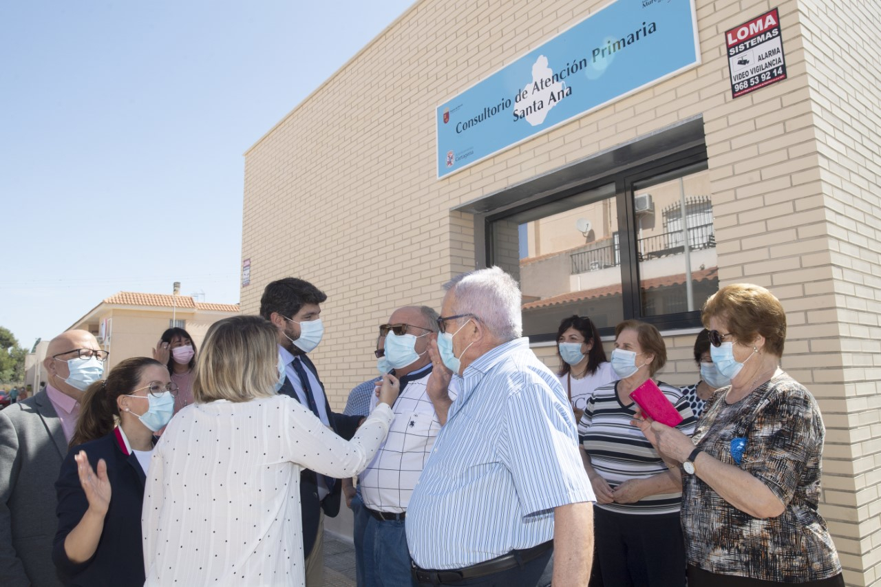 El presidente de la Región de Murcia, Fernando López Miras, inauguró el nuevo consultorio médico de Santa Ana, en ...