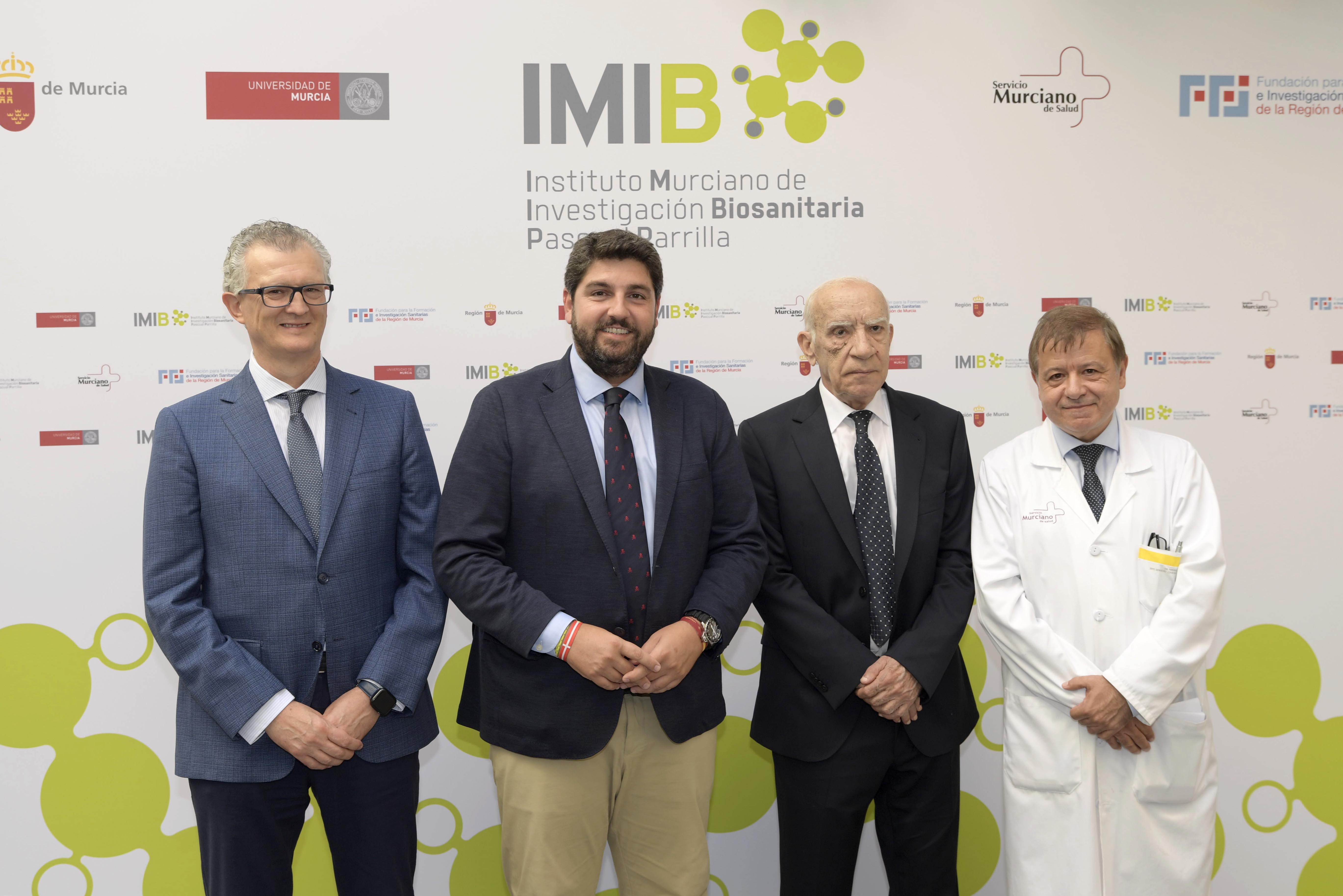 El jefe del Ejecutivo autonómico, Fernando López Miras, el consejero de Salud, Juan José Pedreño, y el director del ...