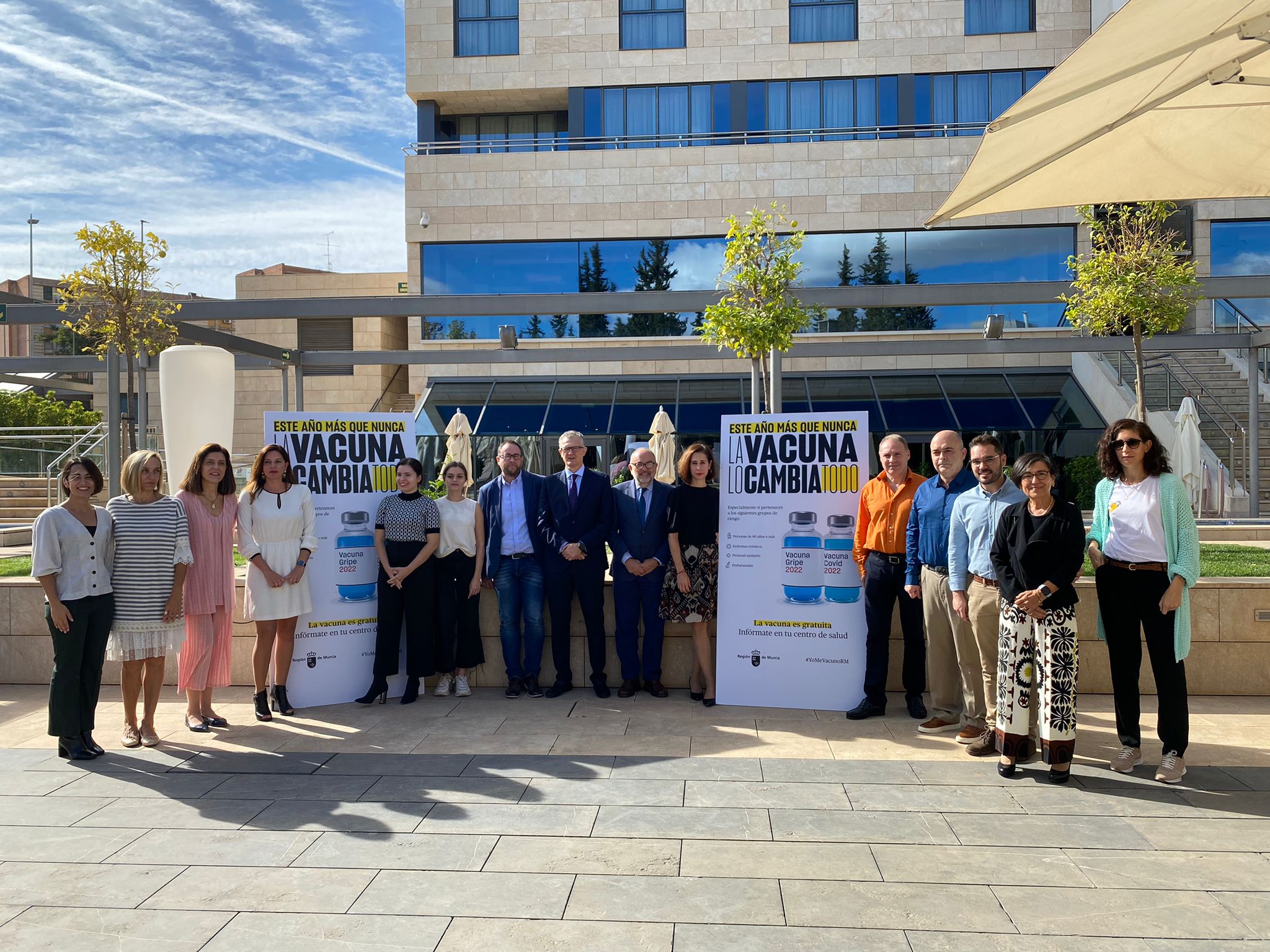 El consejero de Salud, Juan José Pedreño, junto con el personal técnico del Servicio de Vacunas de la Región de ...
