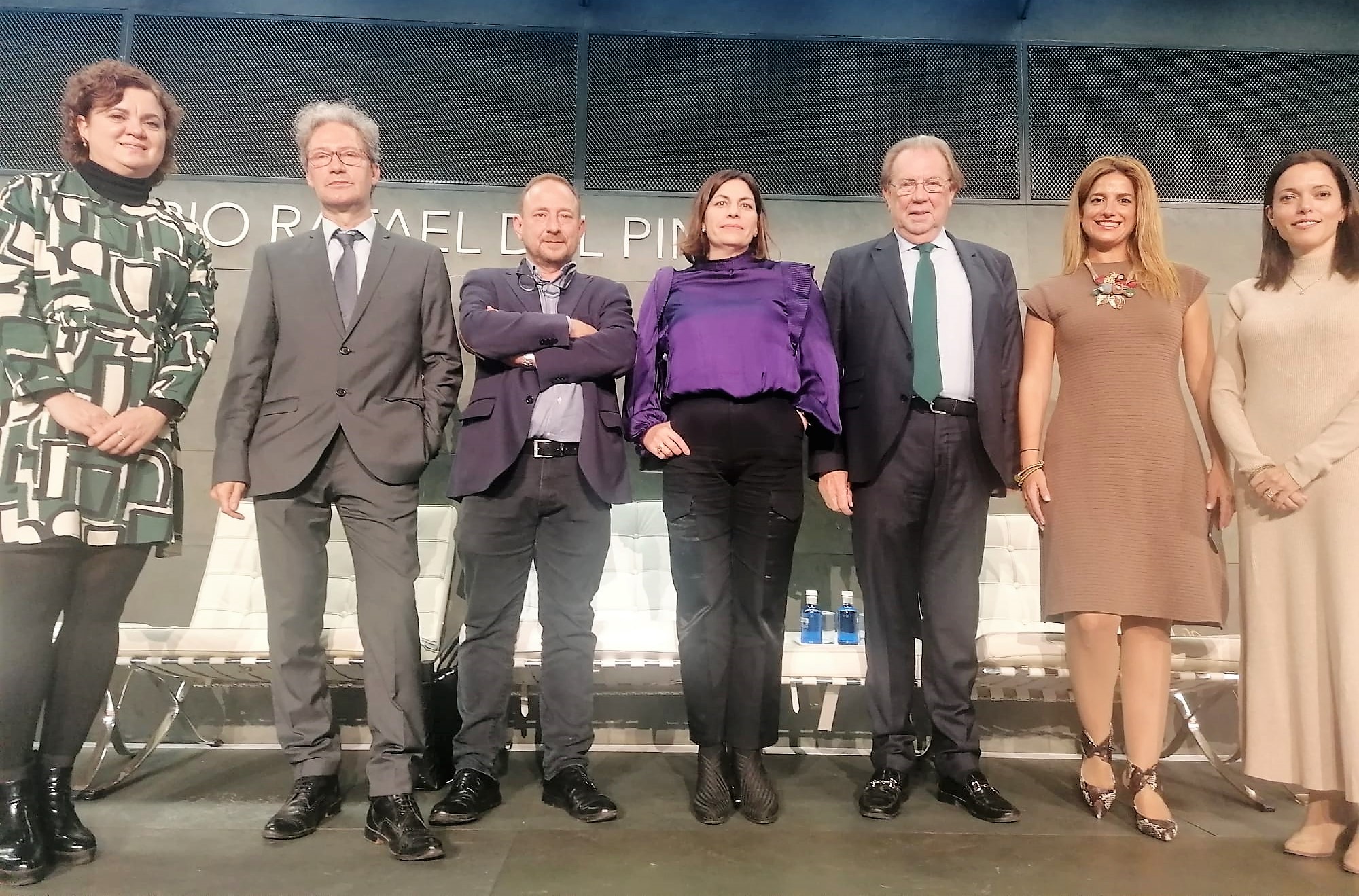 El subdirector general de Proyectos e Innovación del SMS, Luis de Gonzaga Contreras (3 i), y el gerente del área de ...