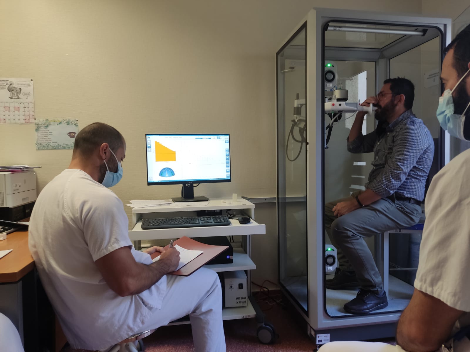 El hospital Rafael Méndez de Lorca cuenta con un nuevo pletismógrafo, un equipo de pruebas funcionales respiratorias ...