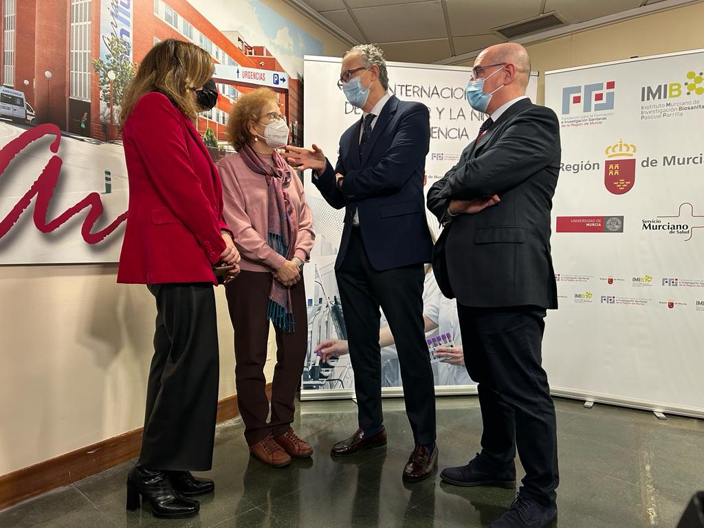 El consejero de Salud, Juan José Pedreño, junto a la científica, Margarita del Val, el gerente del área I de salud, ...