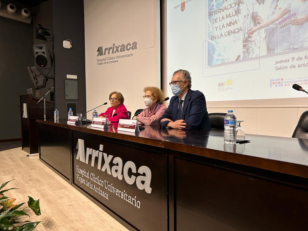 El consejero de Salud, Juan José Pedreño, junto a la científica, Margarita del Val, el gerente del área I de salud, ...