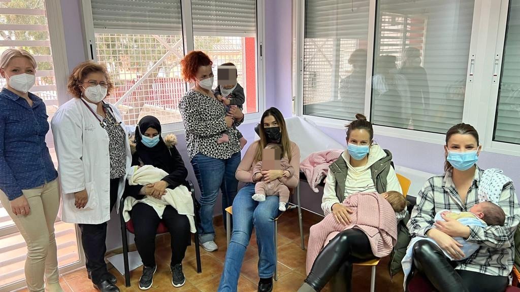 La Consejería de Salud ha impulsado la reorganización de la asociación Mamá Alhama de apoyo a la maternidad y la ...