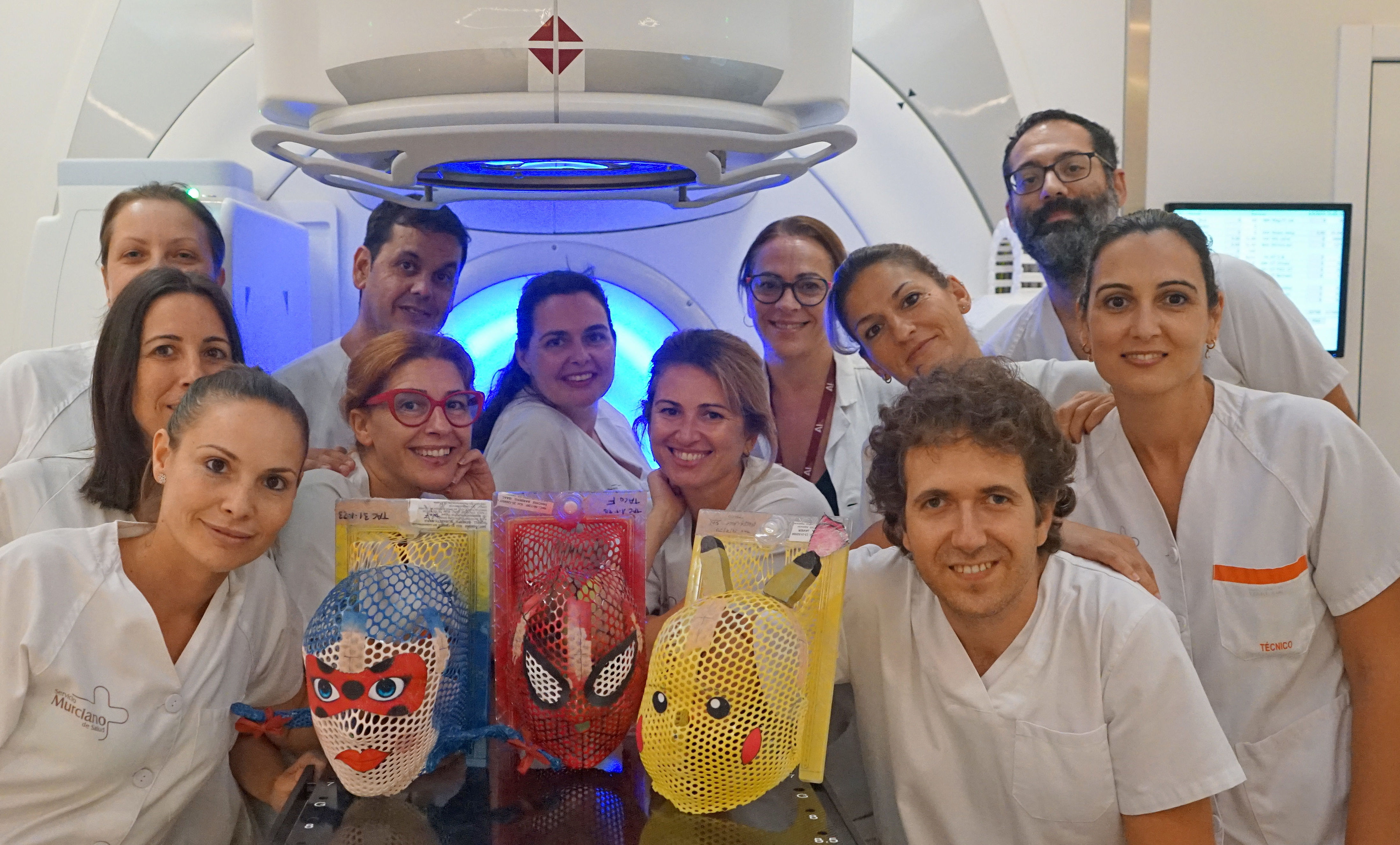 La Arrixaca personaliza la máscara termoplástica que usan los niños a diario durante el tiempo que dure la terapia.