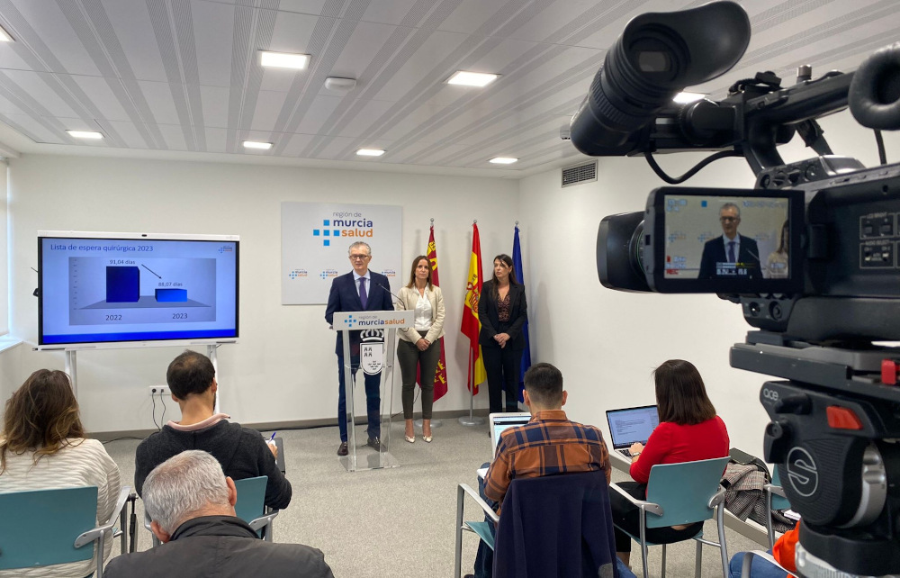 El consejero de Salud, Juan José Pedreño, haciendo declaraciones sobre la reducción de las listas de espera del SMS.