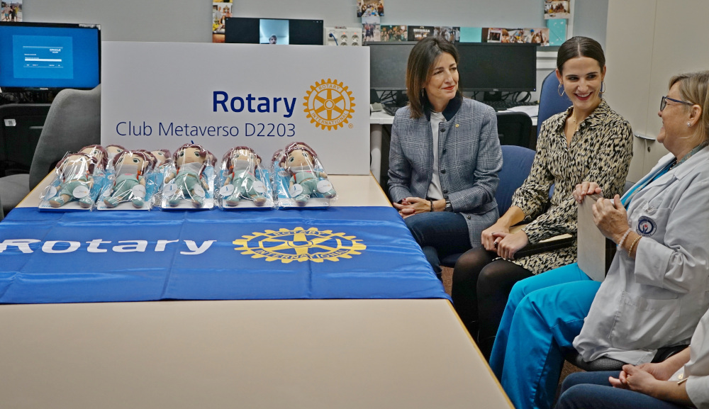 Gracias a estas gafas, niños se podrán familiarizar en casa con la terapia que van a recibir en el hospital.