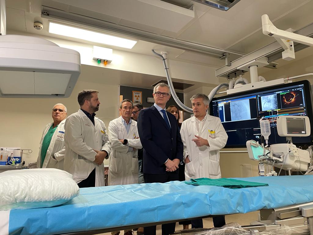 El consejero de Salud, Juan José Pedreño, visitó la nueva sala de Hemodinámica del hospital Virgen de la Arrixaca.