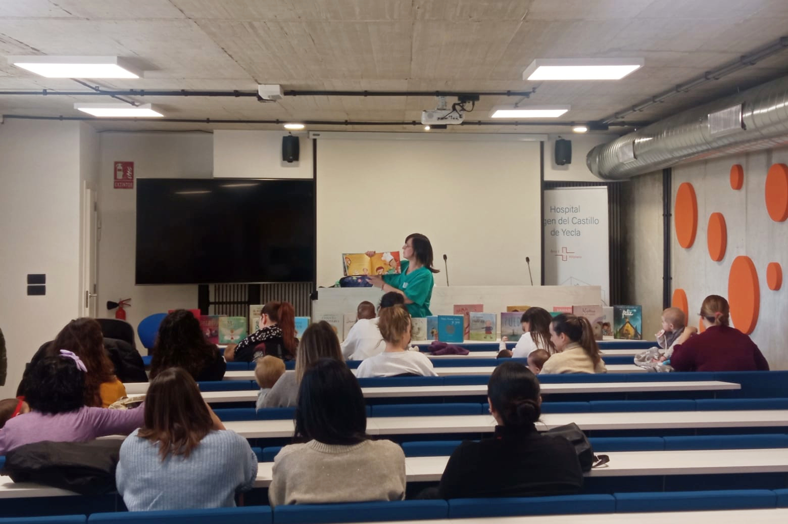 El hospital de Yecla organiza un taller de crianza emocional a través de la lectura