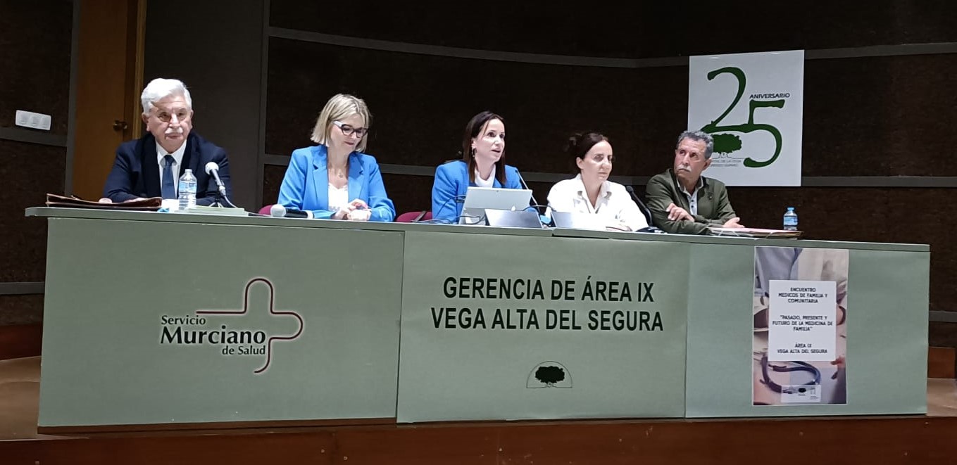 La gerente del SMS destaca el compromiso por mejorar la Atención Primaria en el Encuentro de Médicos de Familia y ...