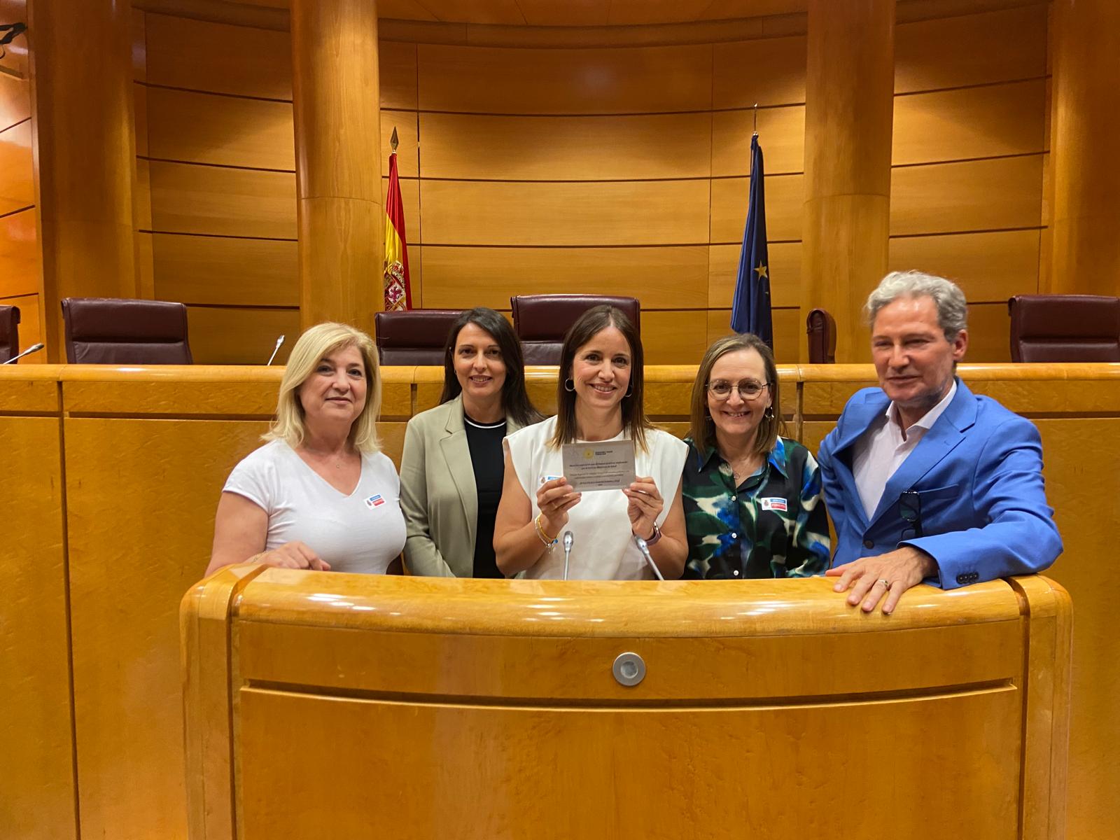 La gerente del Servicio Murciano de Salud (SMS), Isabel Ayala, recibió esta mañana en el Senado de Madrid el ...