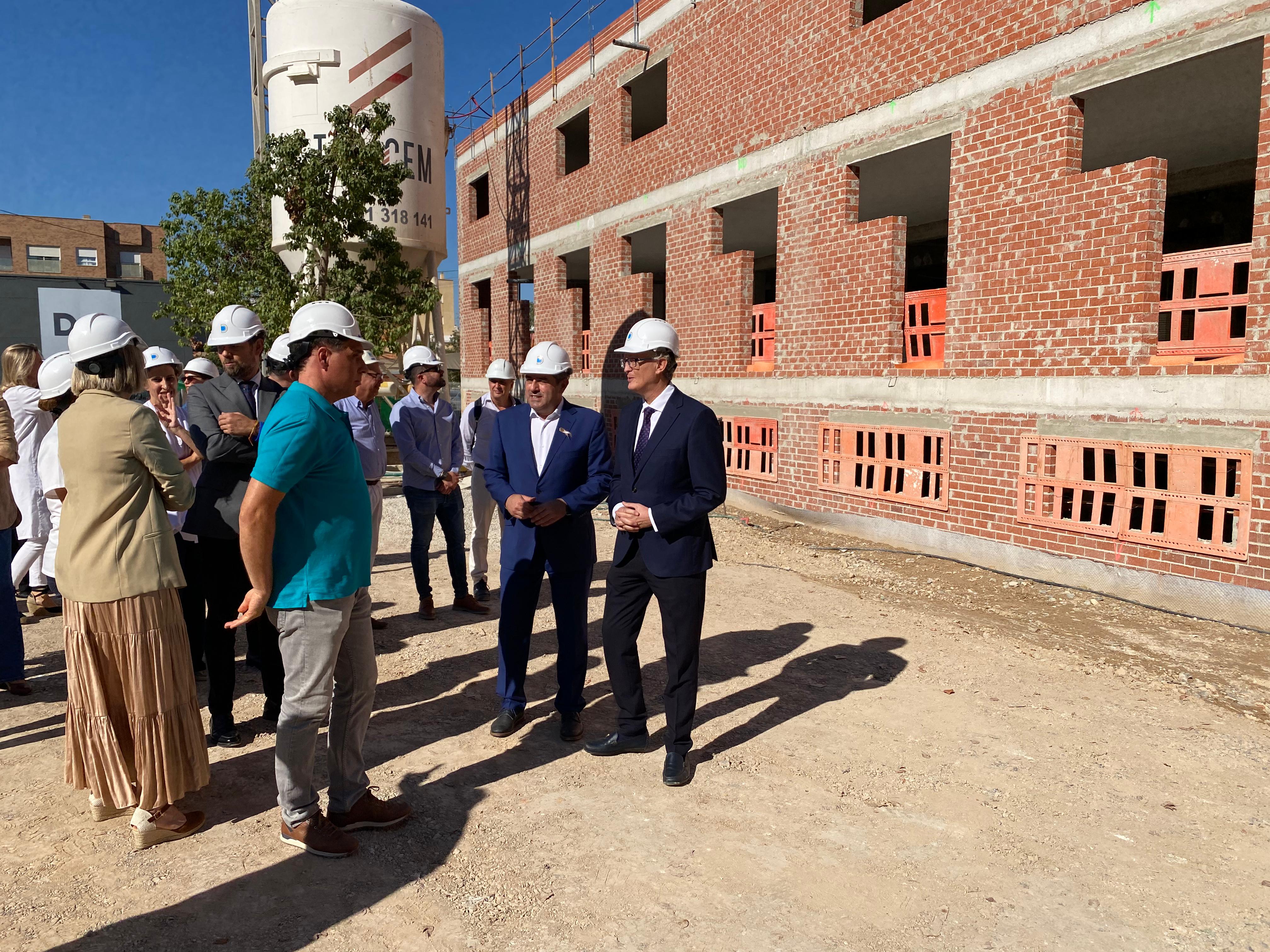 El consejero de Salud, Juan José Pedreño, durante su visita a las obras de ampliación y reforma del nuevo centro de ...