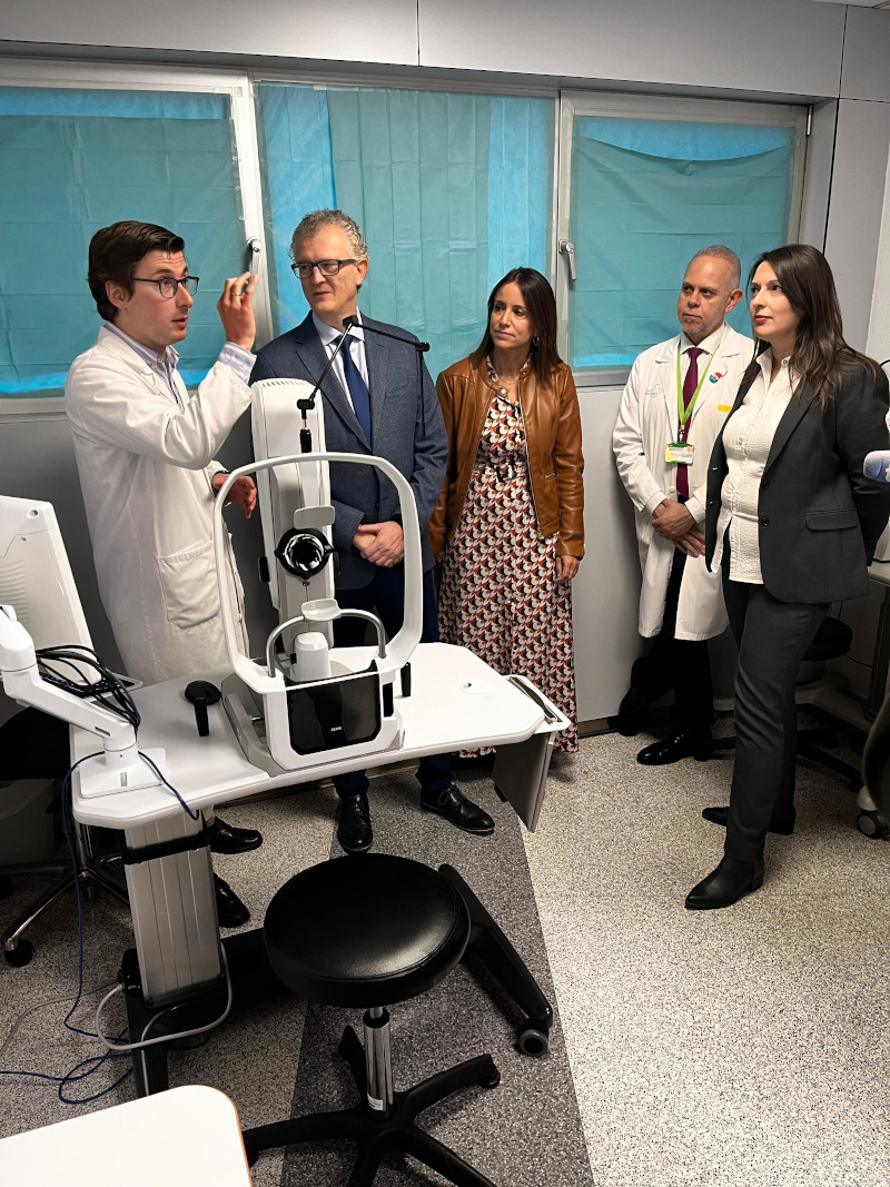El consejero de Salud, Juan José Pedreño, visitó hoy la Unidad de Teleoftalmología del hospital Reina Sofía