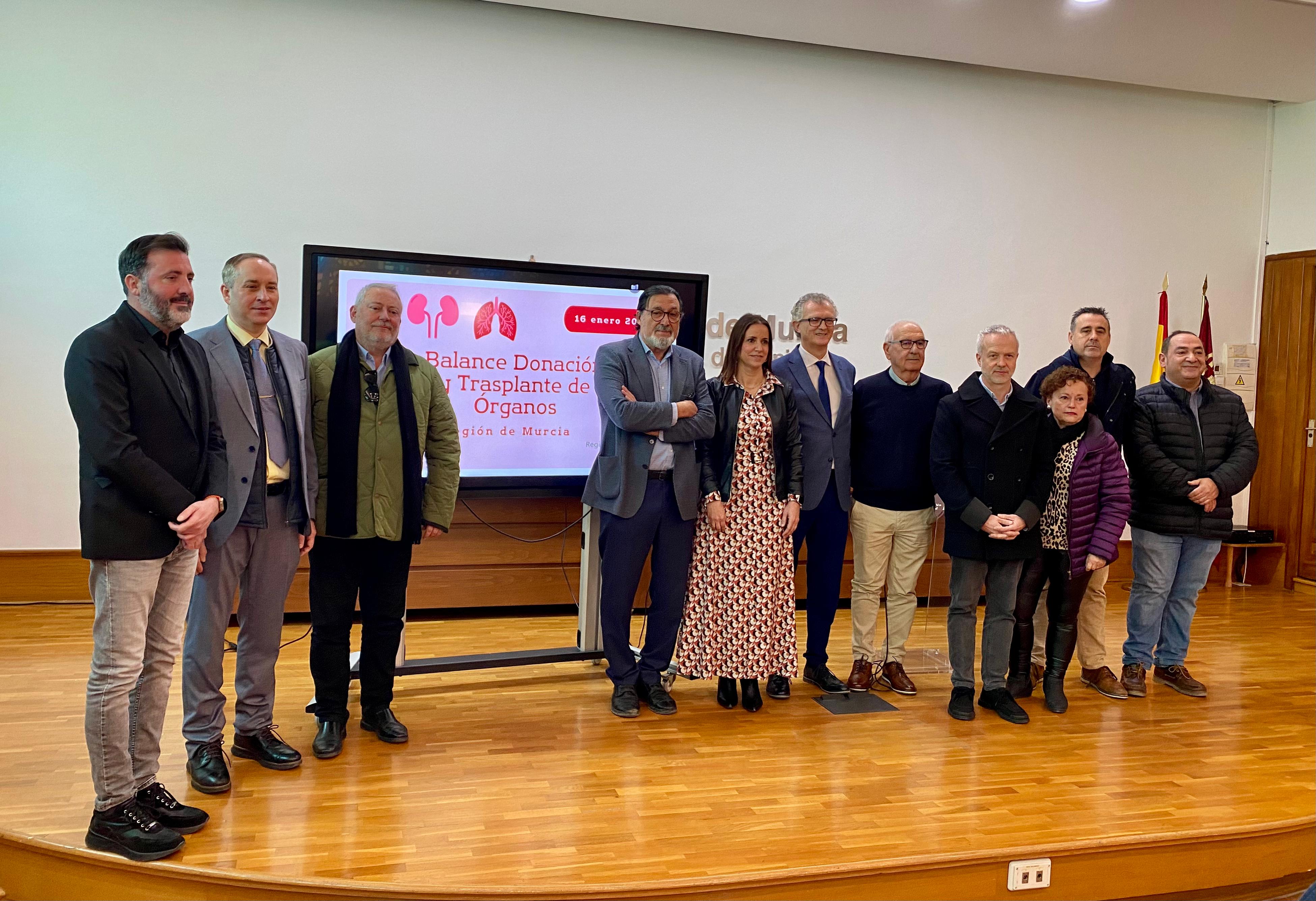El Consejero de Salud, Juan José Pedreño, y el coordinador regional de trasplantes, Ricardo Robles, presentaron hoy ...