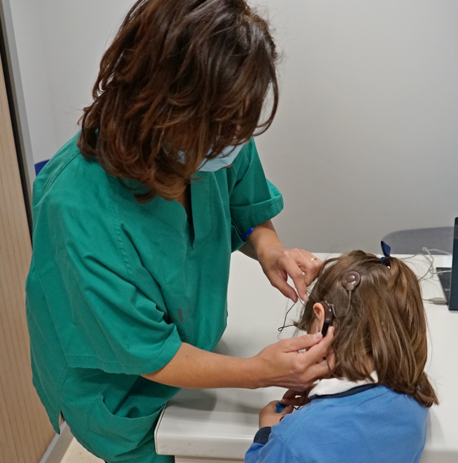 El implante secuencial en los niños es la técnica más habitual por ser la más beneficiosa en su desarrollo.