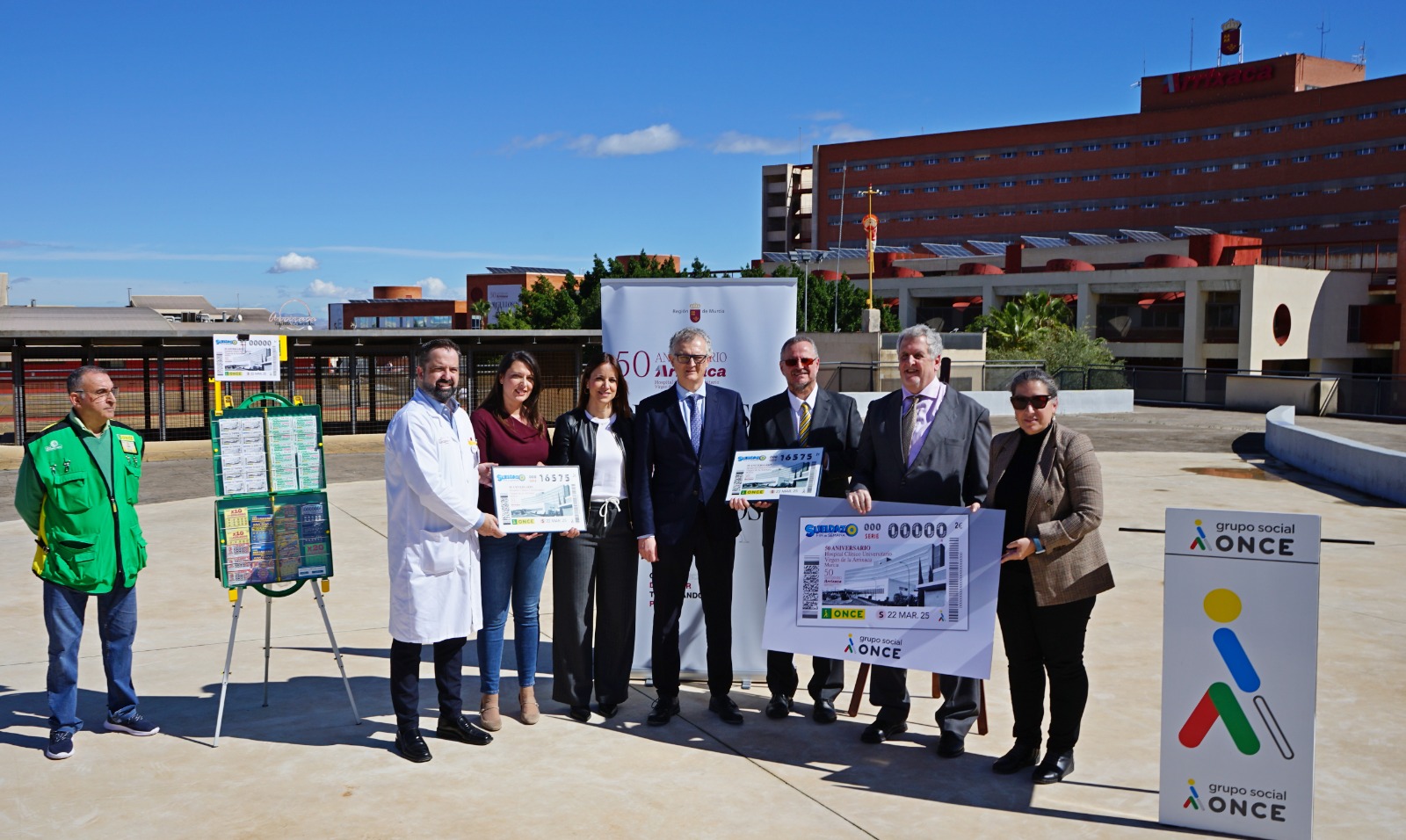 El hospital clínico universitario Virgen de la Arrixaca ilustra el cupón de la ONCE del próximo 22 de marzo por su ...