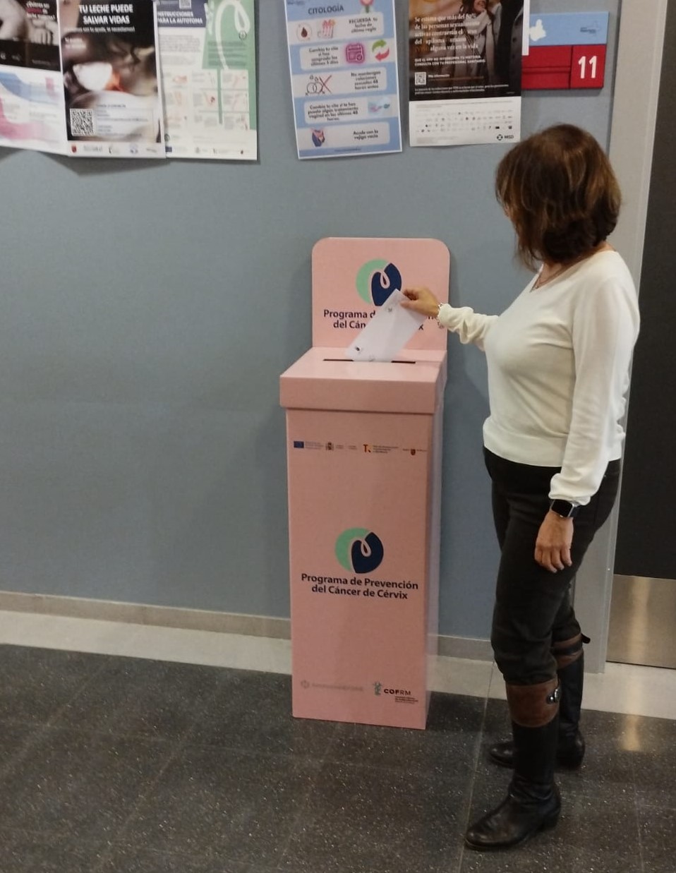 Las farmacias ya han dispensado 760 kits de autotoma, que después las mujeres depositan en el buzón rosa instalado ...
