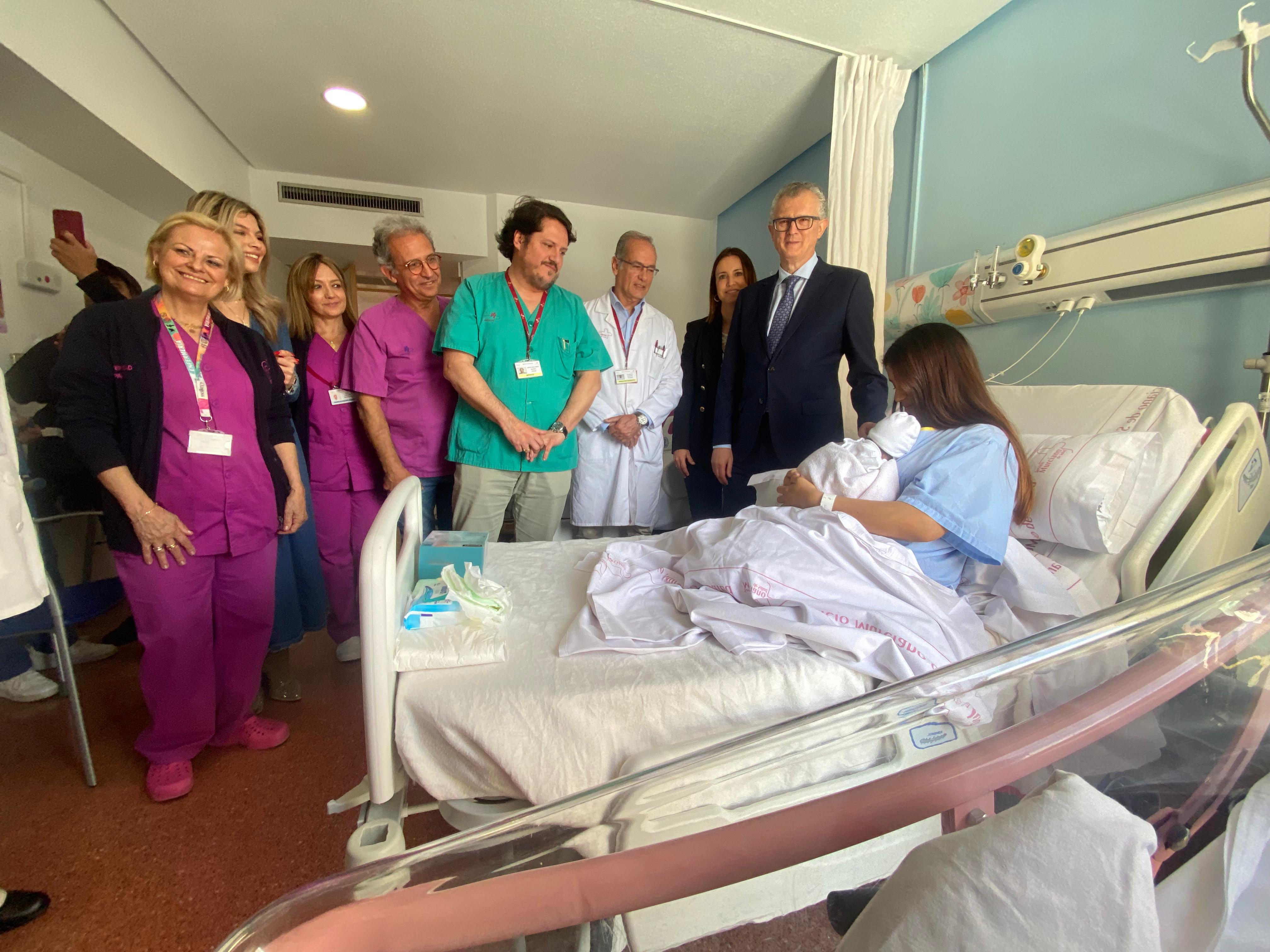 El consejero de Salud y el equipo director del Área III han visitado hoy la planta de Maternidad del hospital de ...