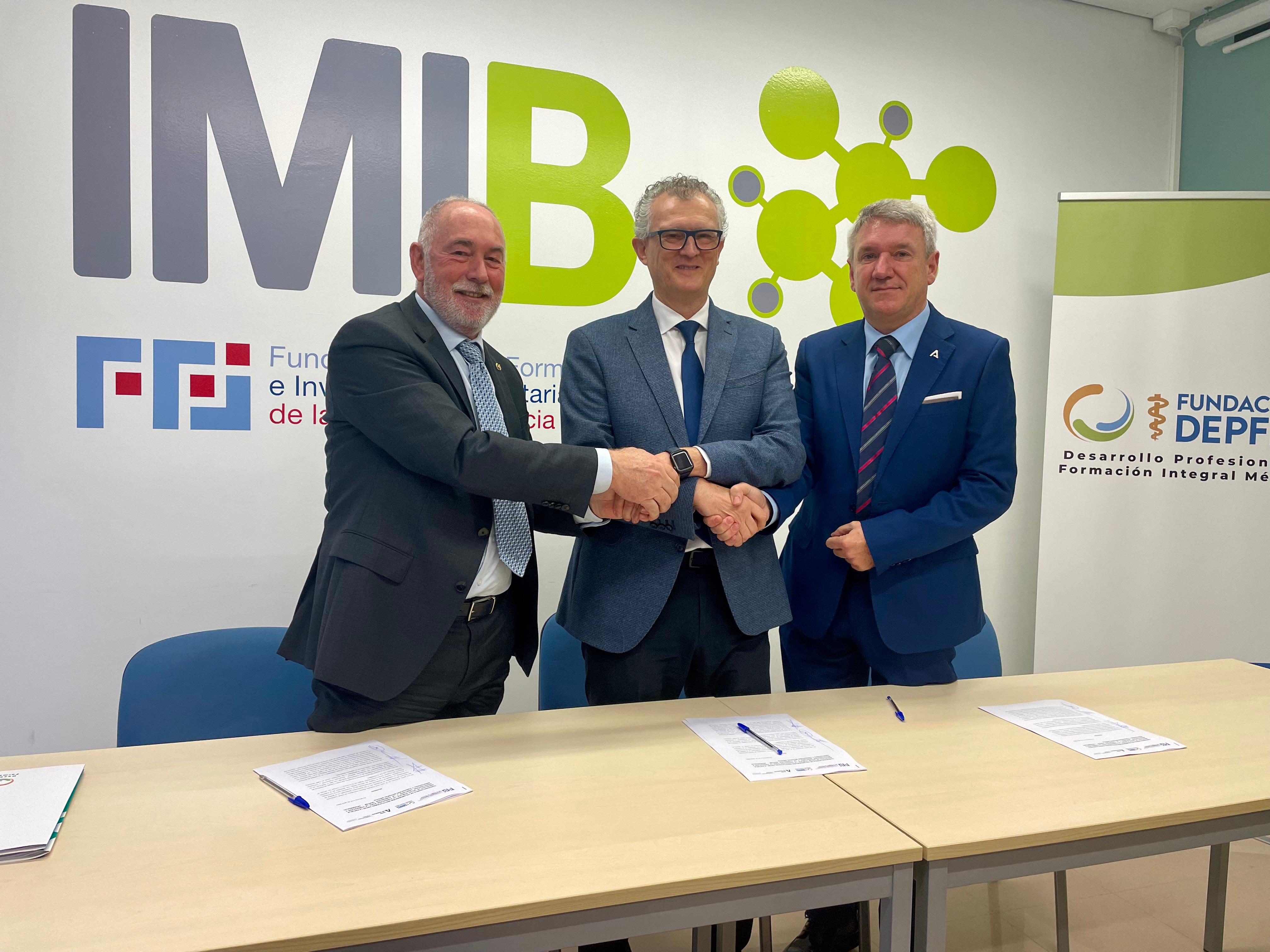 El consejero de Salud y presidente de la FFIS, Juan José Pedreño (centro) firmó el acuerdo con el presidente de la ...