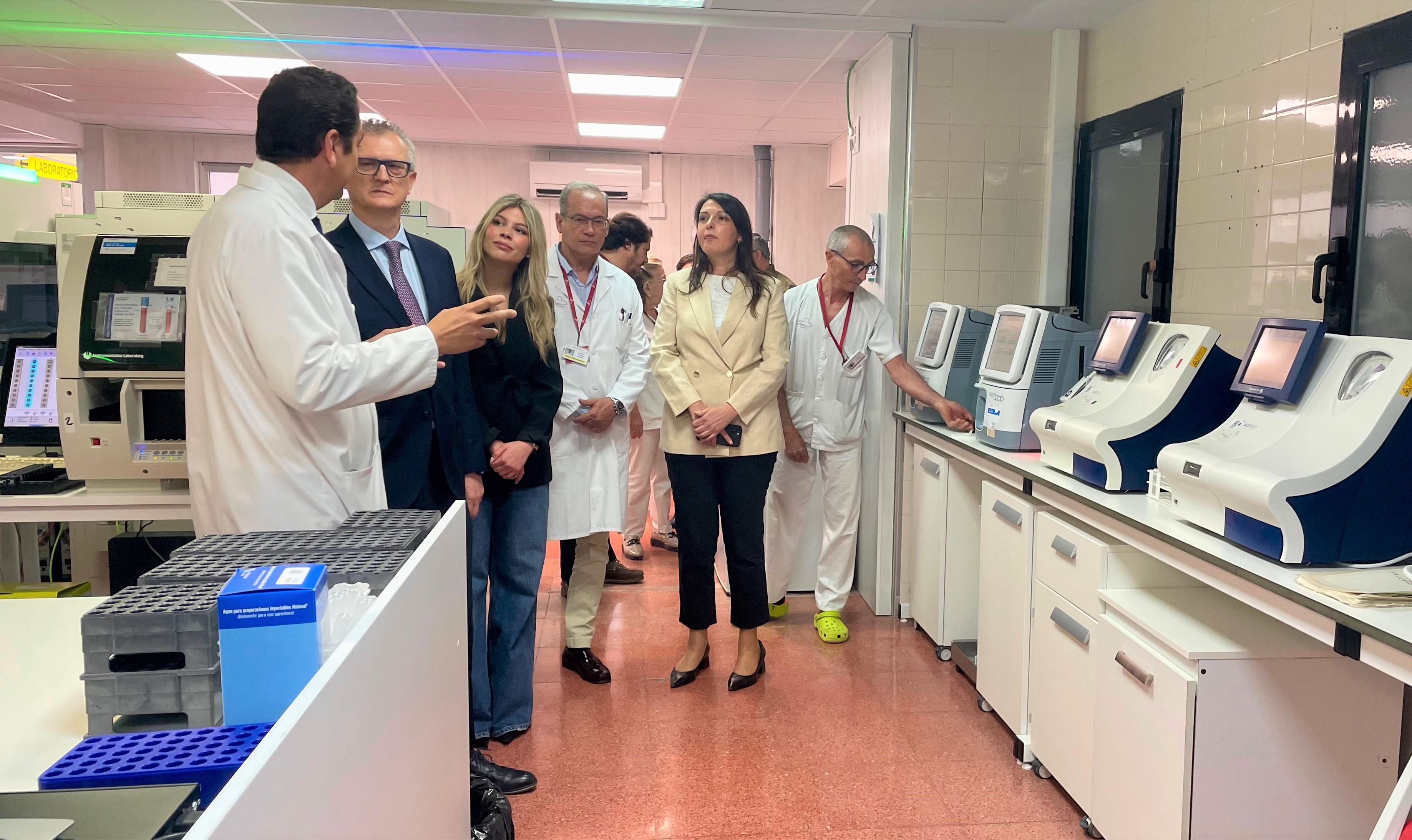 La nueva cadena de automatización de última generación del laboratorio del hospital Rafael Méndez de Lorca permite ...