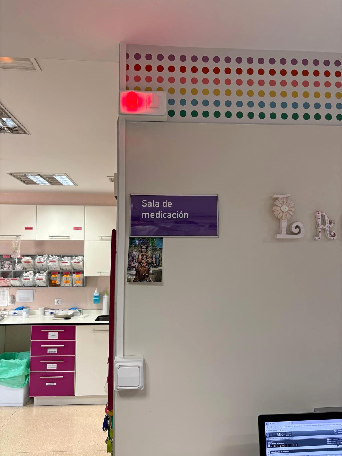 La persona encargada de preparar la medicación lleva un chaleco distintivo, además, se señaliza con un piloto de luz ...