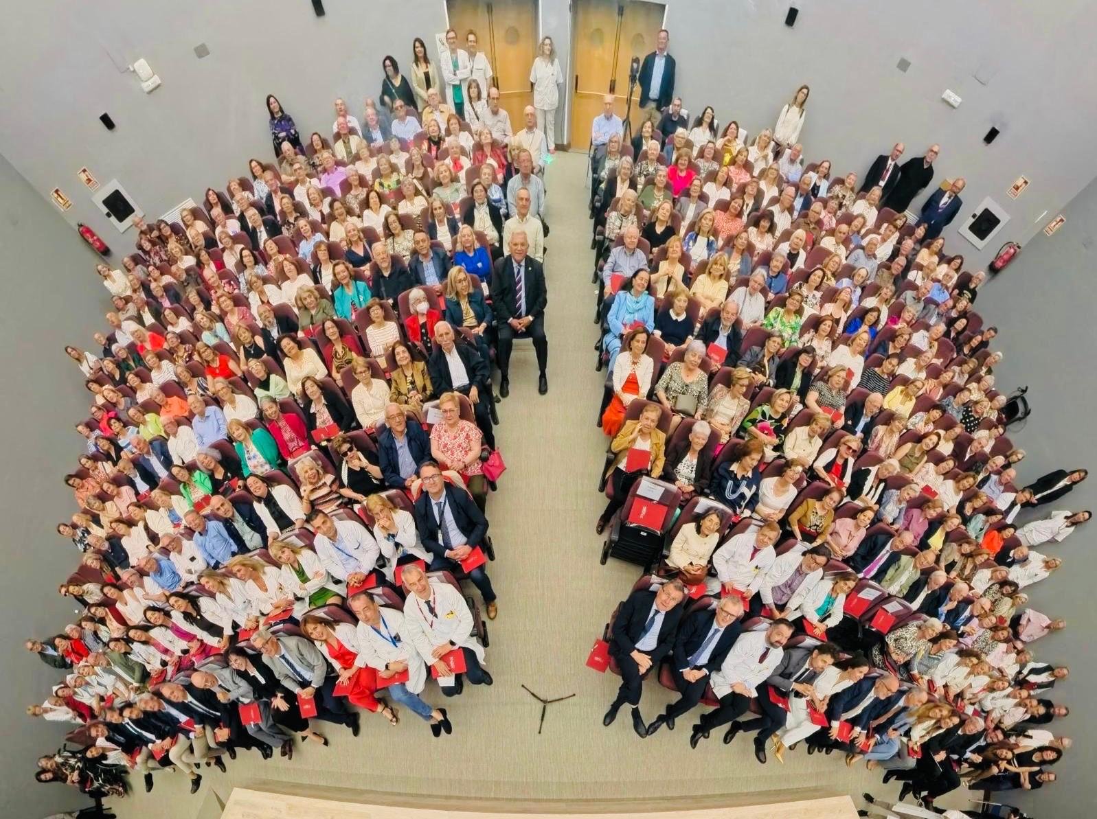 El hospital Virgen de la Arrixaca ha clausurado los actos por su 50 aniversario con un homenaje a sus profesionales.