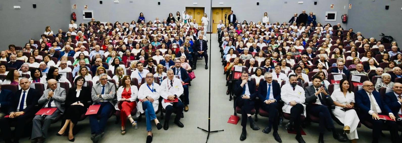 El hospital Virgen de la Arrixaca ha clausurado los actos por su 50 aniversario con un homenaje a sus profesionales.