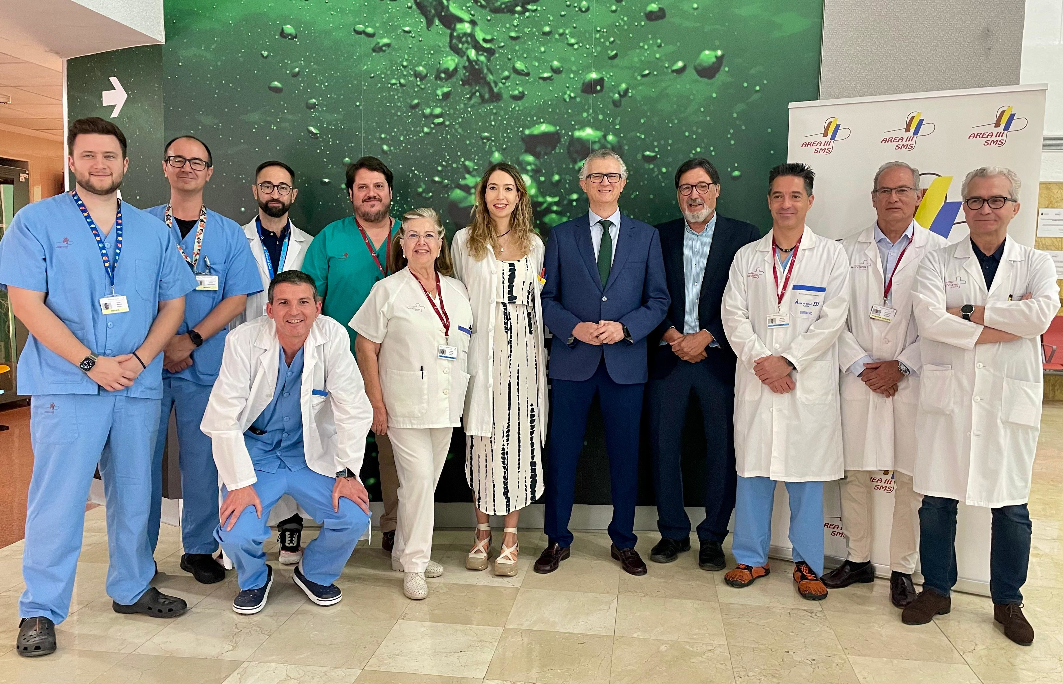 El consejero de Salud y el coordinador regional de trasplantes durante su encuentro con el equipo de Donación y ...