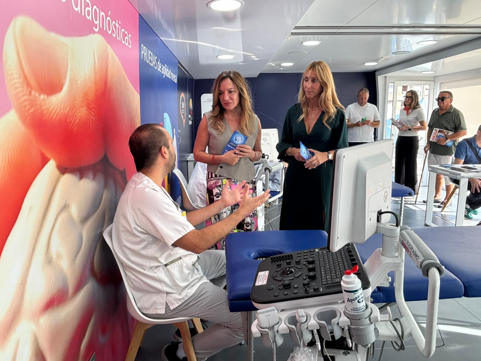 La directora de la Fundación para la Formación e Investigación Sanitarias (FFIS), Fuensanta Martínez (1ª izquierda), ...