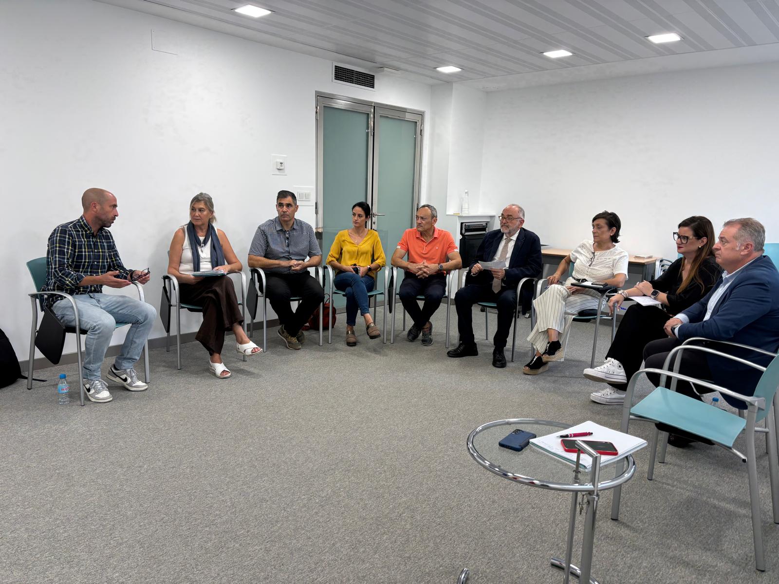 El director general de Salud Pública, José Jesús Guillén, y representantes de la hostelería regional mantuvieron un ...