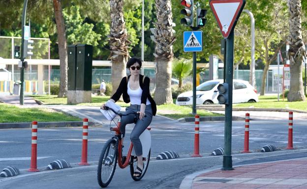 Persona usando el carril bici