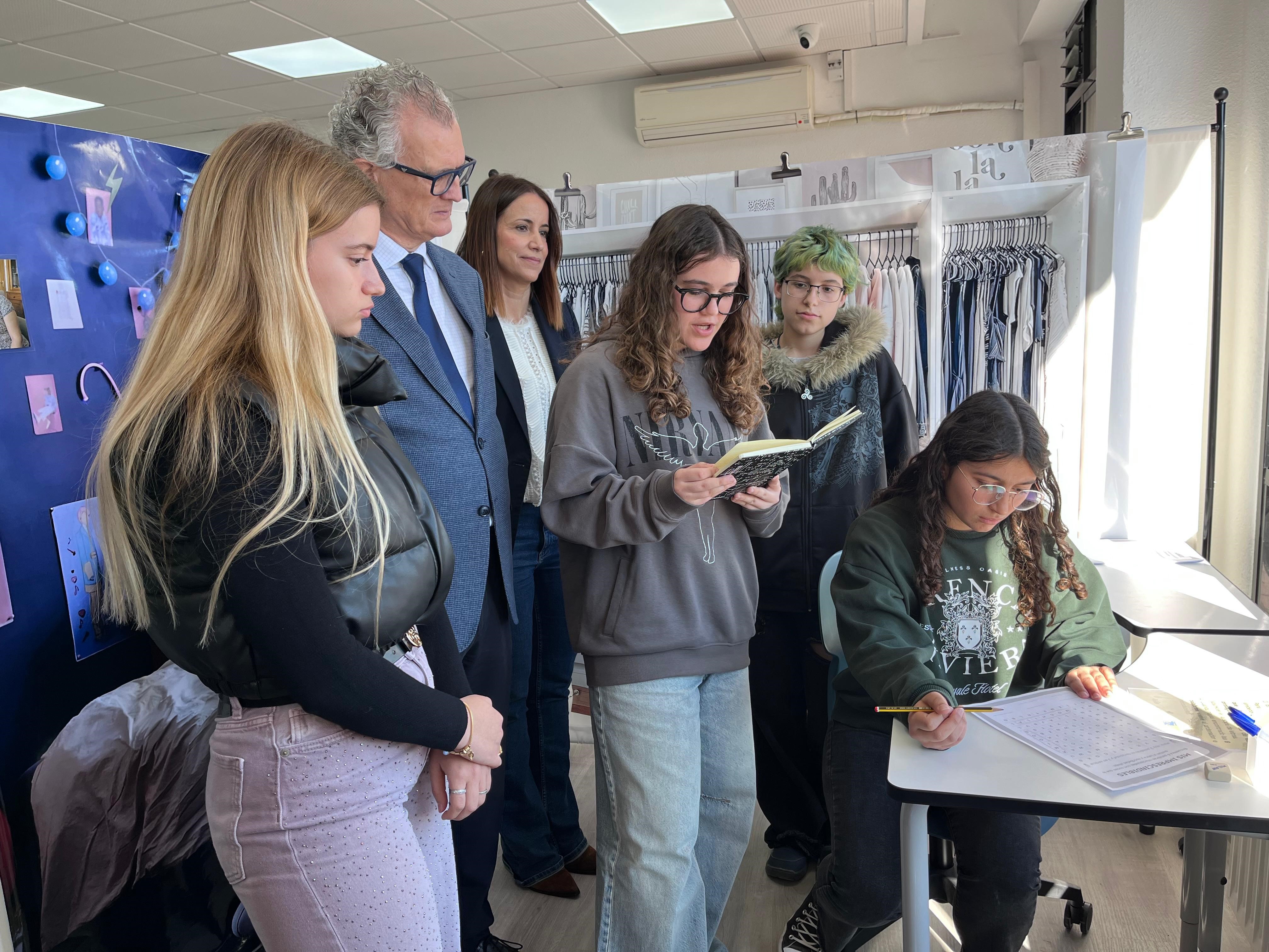 El consejero de Salud, Juan José Pedreño, junto a algunos alumnos participantes en el proyecto Compas.