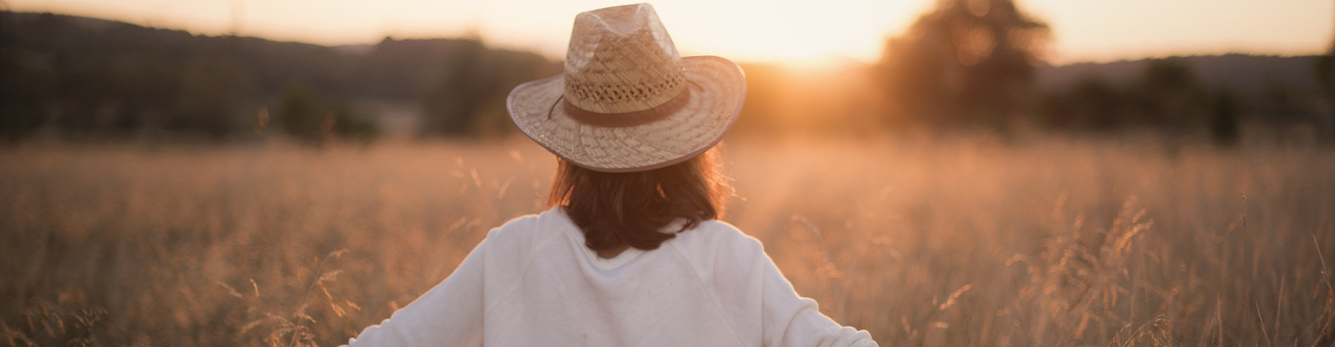 Se ha seleccionado una serie de imágenes de una mujer contemplando el atardecer como imagen de portada