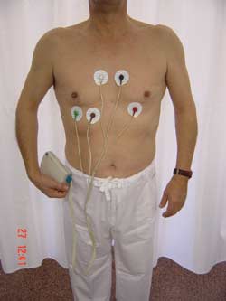 Hombre con un holter puesto